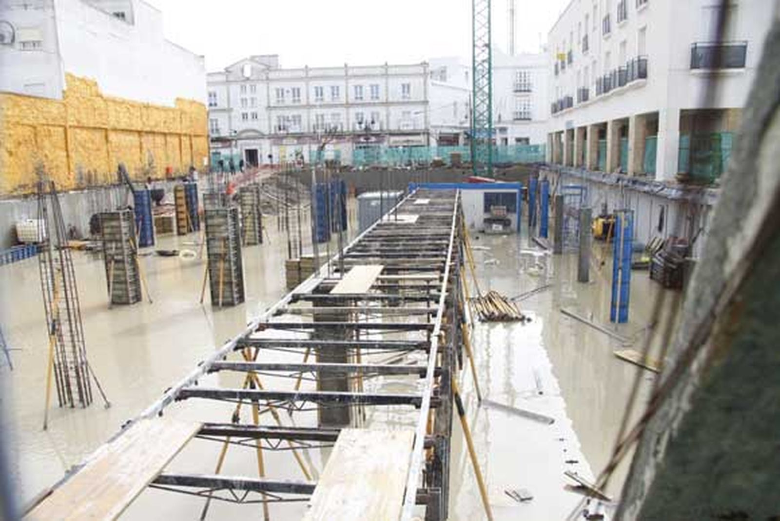 Chiclana se lleva la peor parte de las intensas lluvias que afectan a la provincia, provocando cortes de carreteras, desalojos de casas y crecidas de los ríos

Foto: Sonia Ramos/A.Mora/Rioja