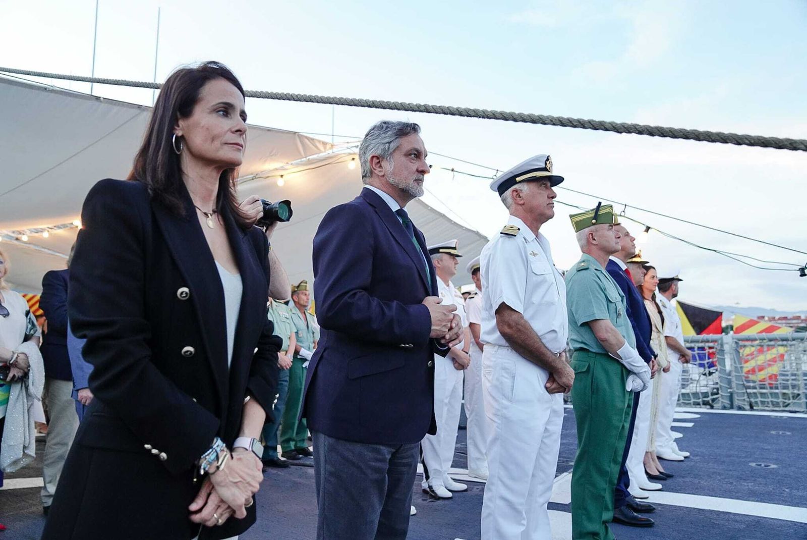 La Fragata Canarias realiza el Acto de Arriado Solemne de Bandera en el Puerto de Almería