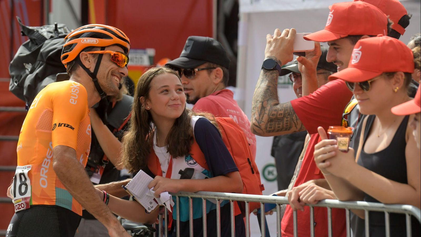 Una aficionada se fotografía con Luis Ángel Maté, del equipo Euskaltel