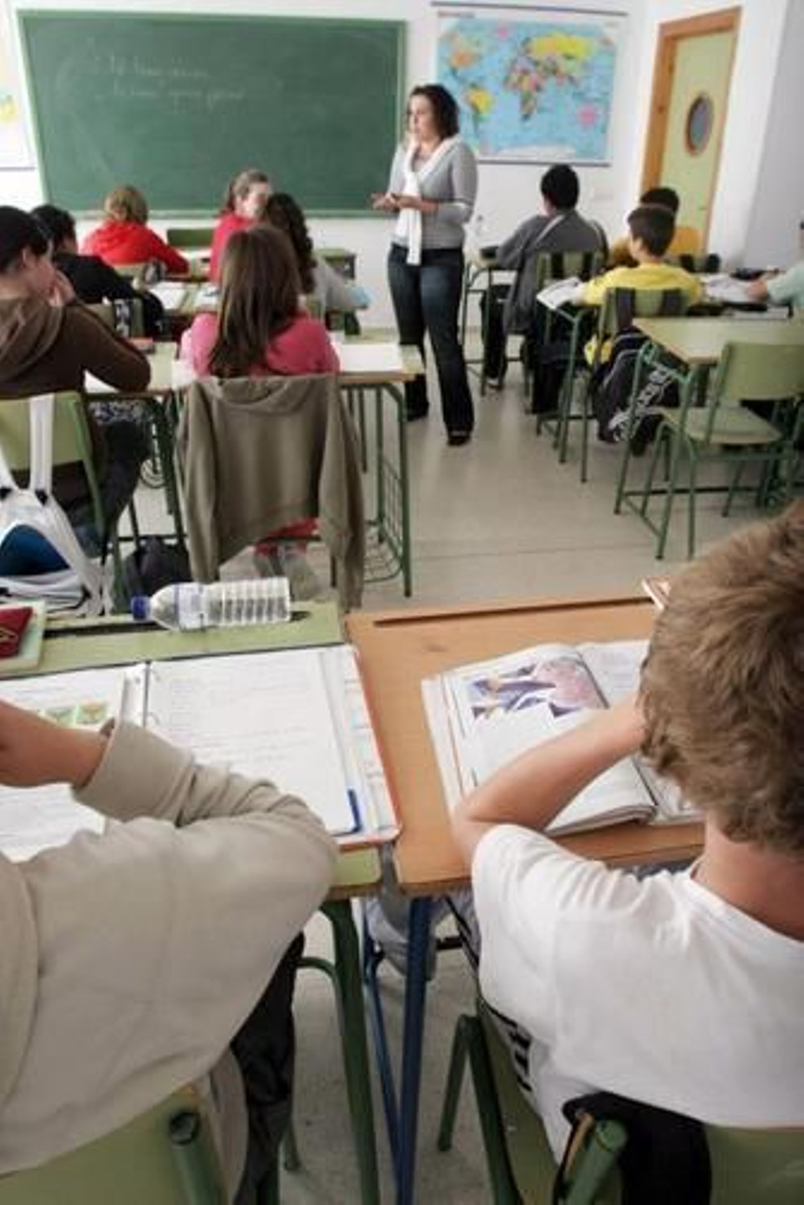 Alumnos reciben clases en el IES Sierra de Almenara de San Roque.