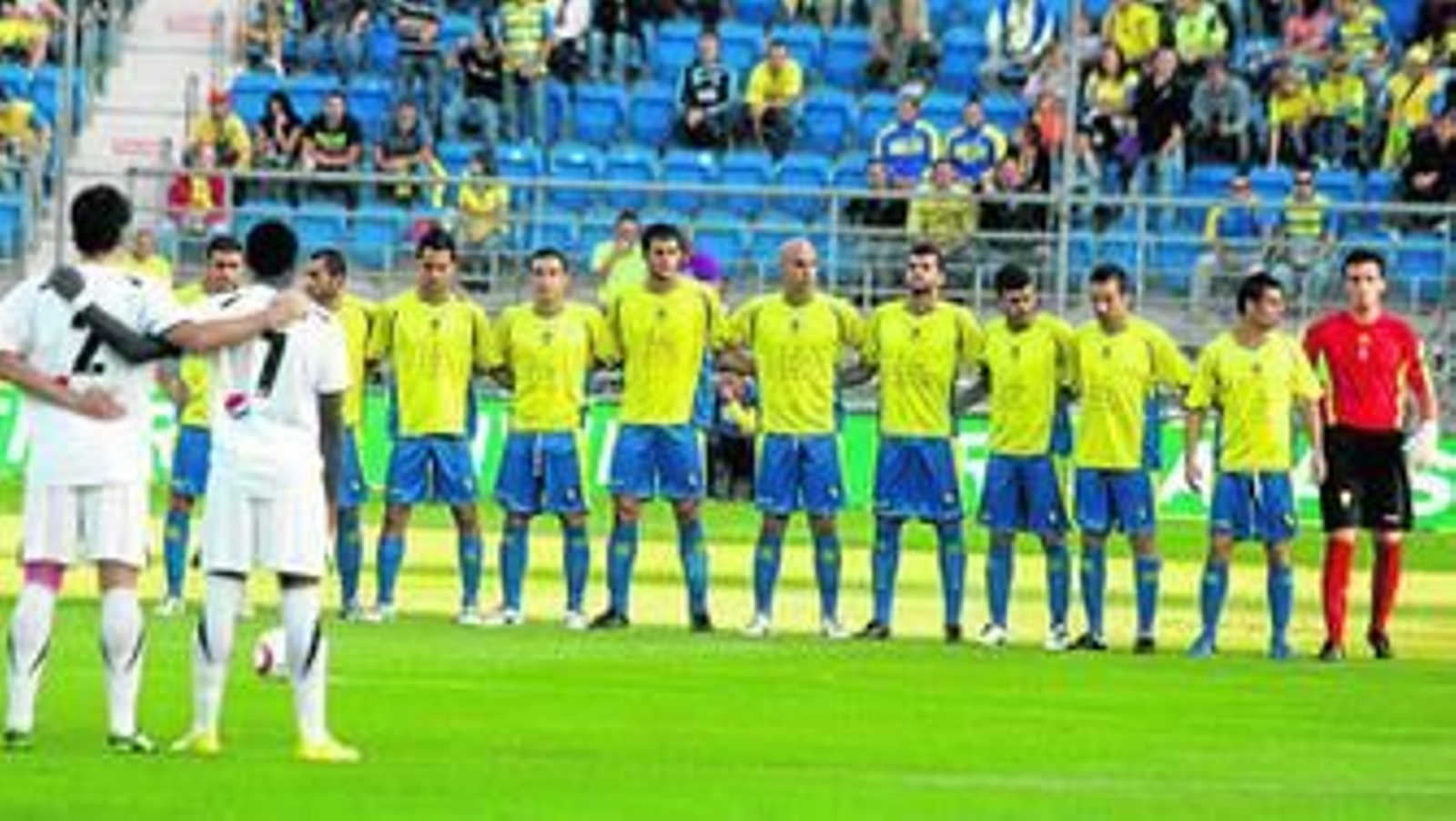 Los jugadores del Cádiz, entre ellos Baquero y Álvaro Silva, posan alineados antes de enfrentarse al Ceuta en la presente temporada.