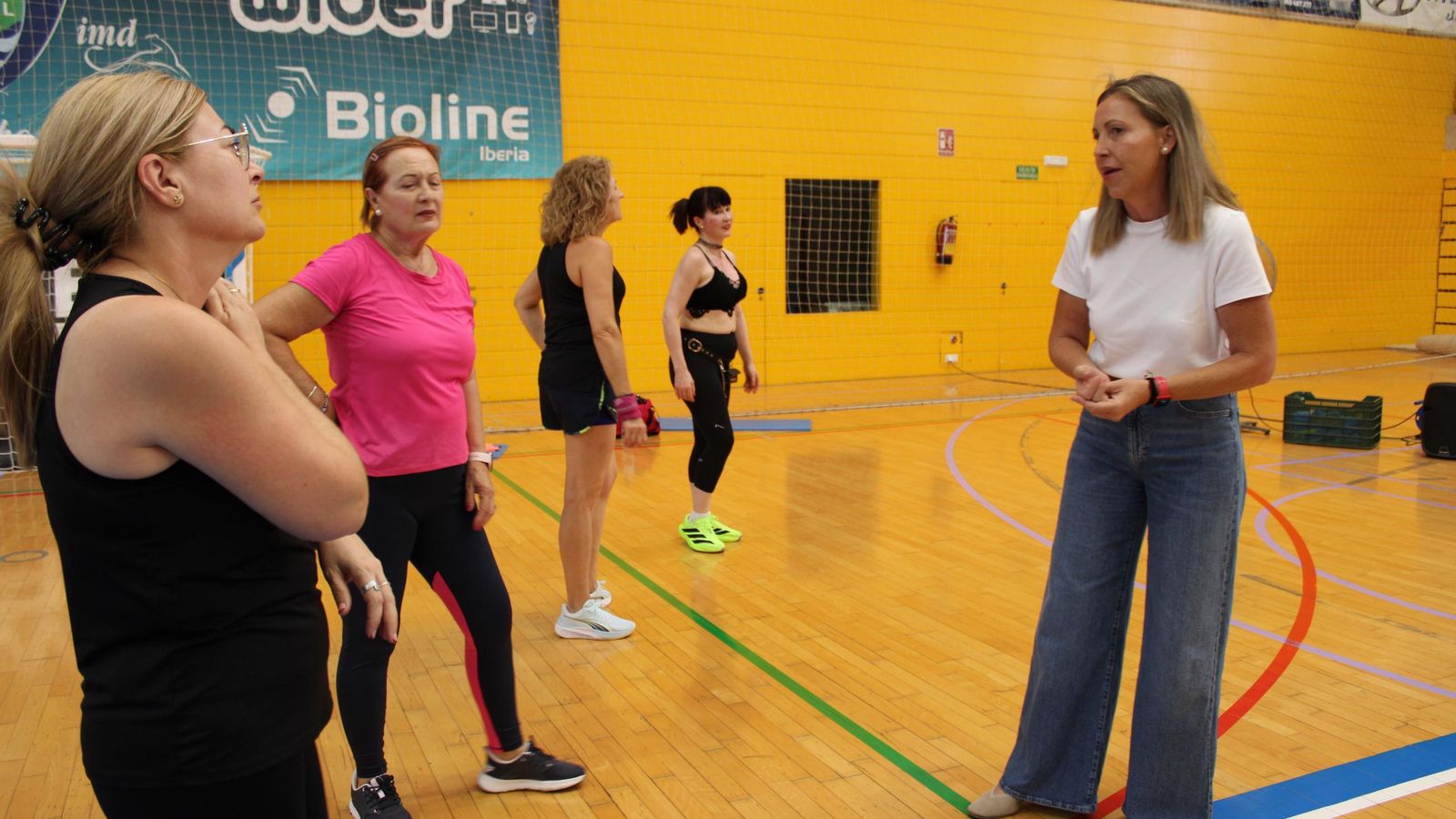 La concejal de Deportes, María José Martín, dialogo con usuarias de las Escuelas Deportivas Municipales de Adultos.