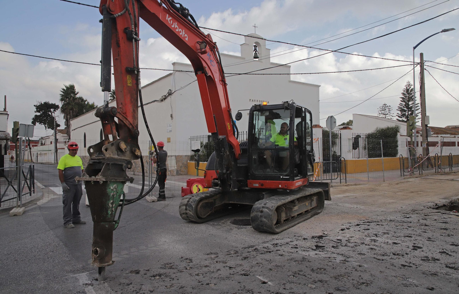 Fotos de las obras de renovación de infraestructuras hidráulicas en la avenida Diputación de Algeciras