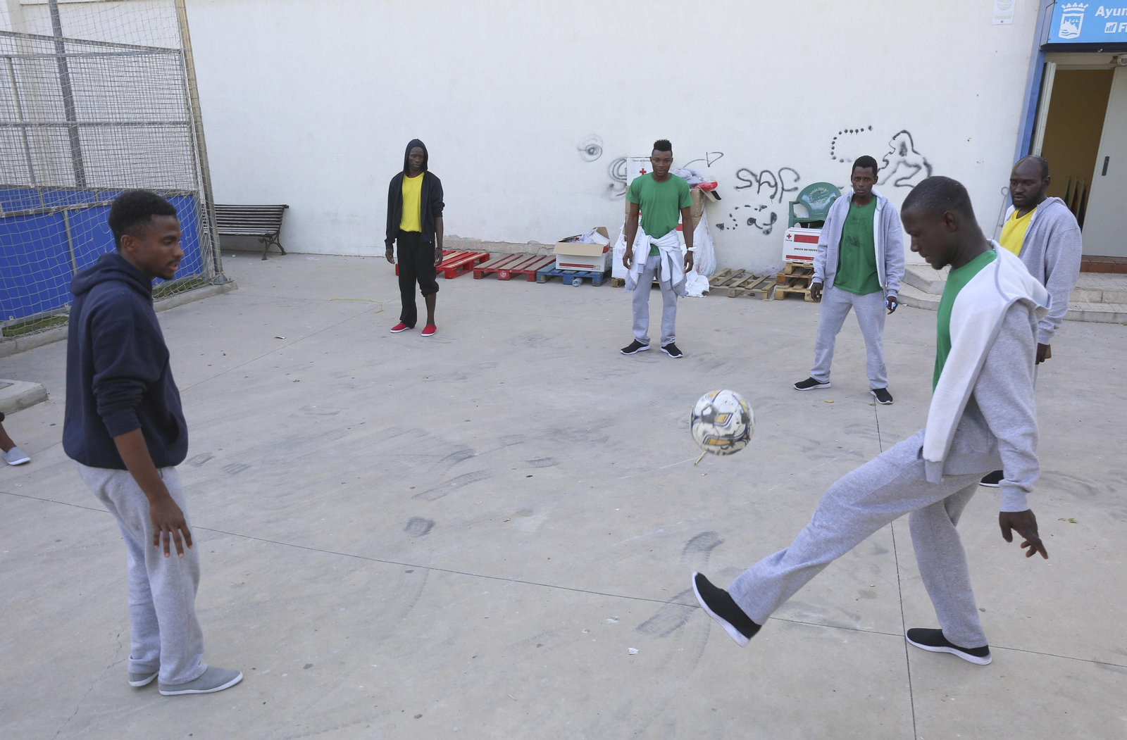 Inmigrantes juegan al fútbol en el polideportivo de Tiro de Pichón. Hace cuatro días se jugaban la vida en una patera.