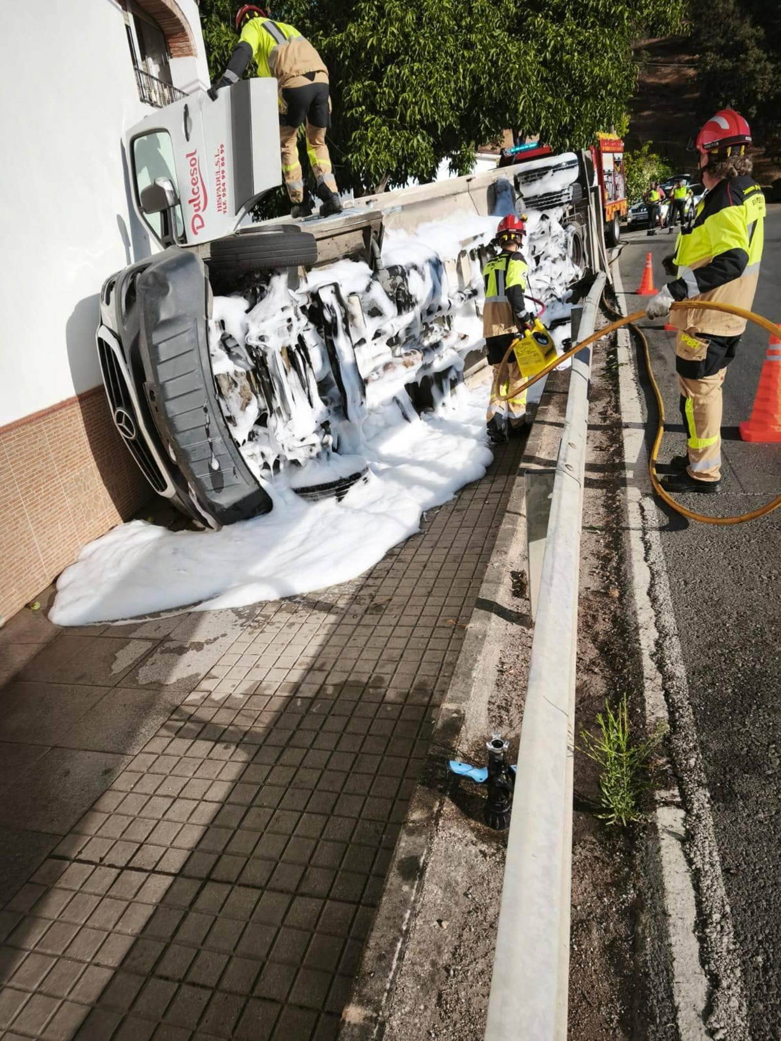 Bomberos en el lugar del siniestro.