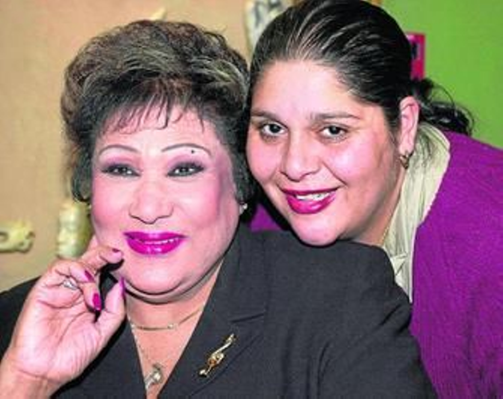 Olga Guillot, con su hija, en una visita a España en 2001.