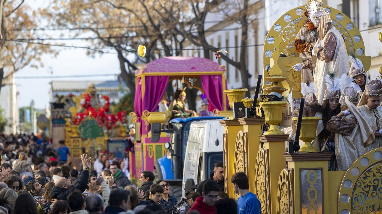 La cabalgata, a su paso por la calle Fernán Caballero.