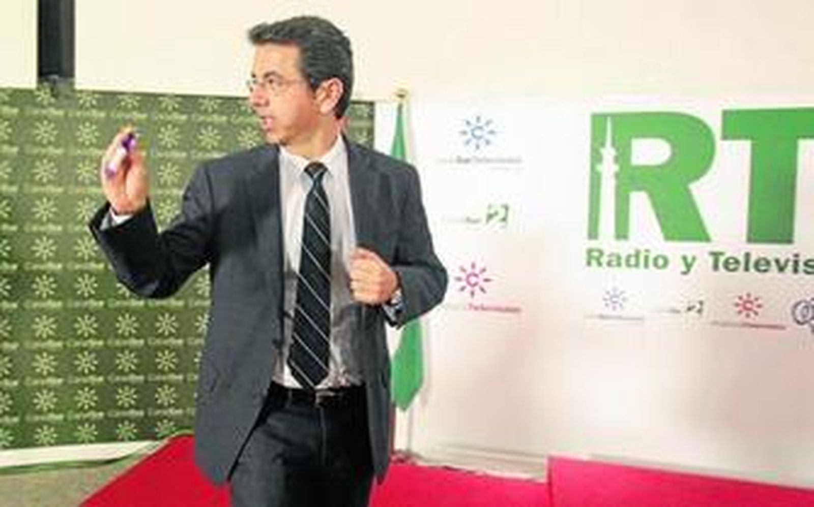 Pablo Carrasco a su llegada al salón de actos del pabellón de la RTVA en La Cartuja ayer al mediodía.