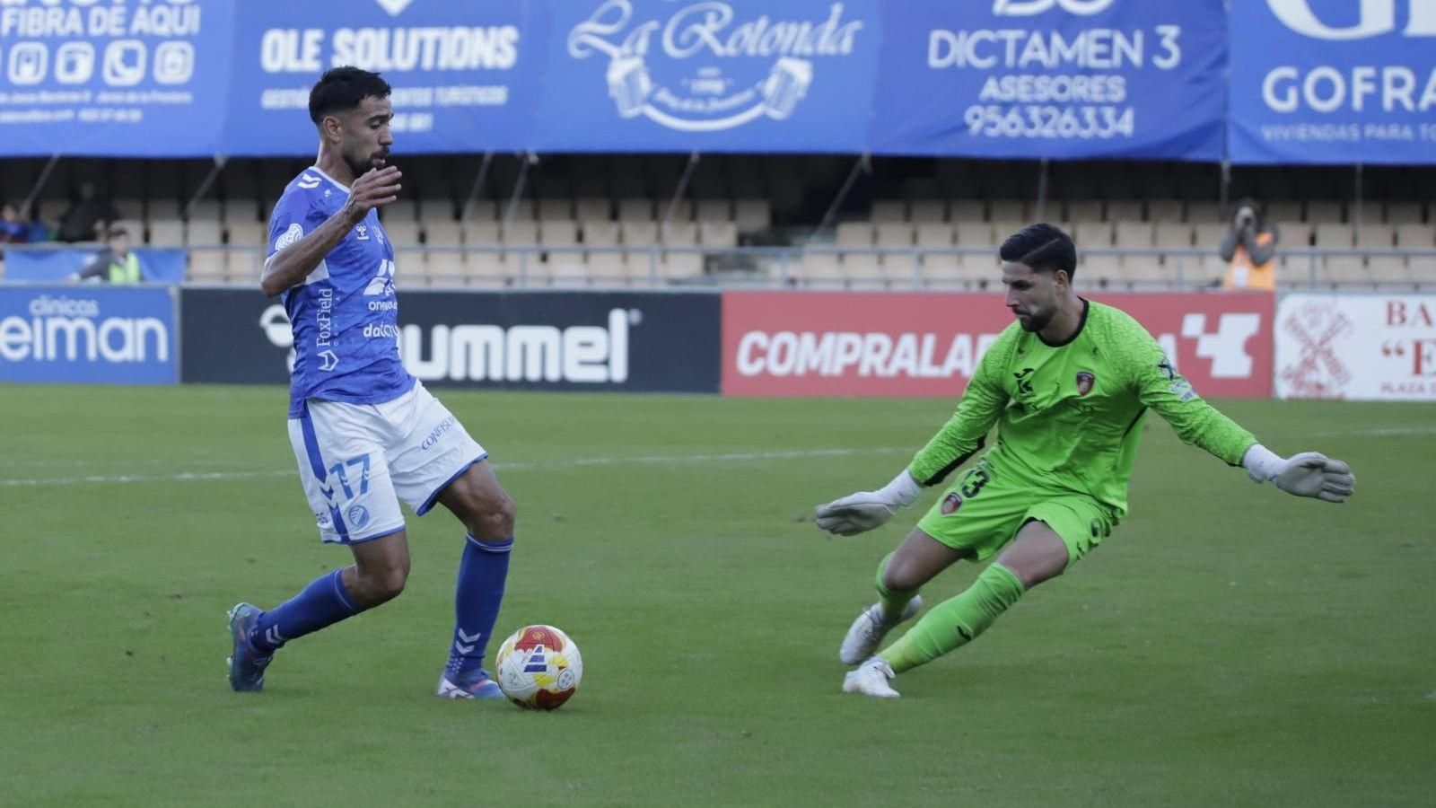 Dieste, que perdonó el 2-0, intenta superar a Benito del Valle.