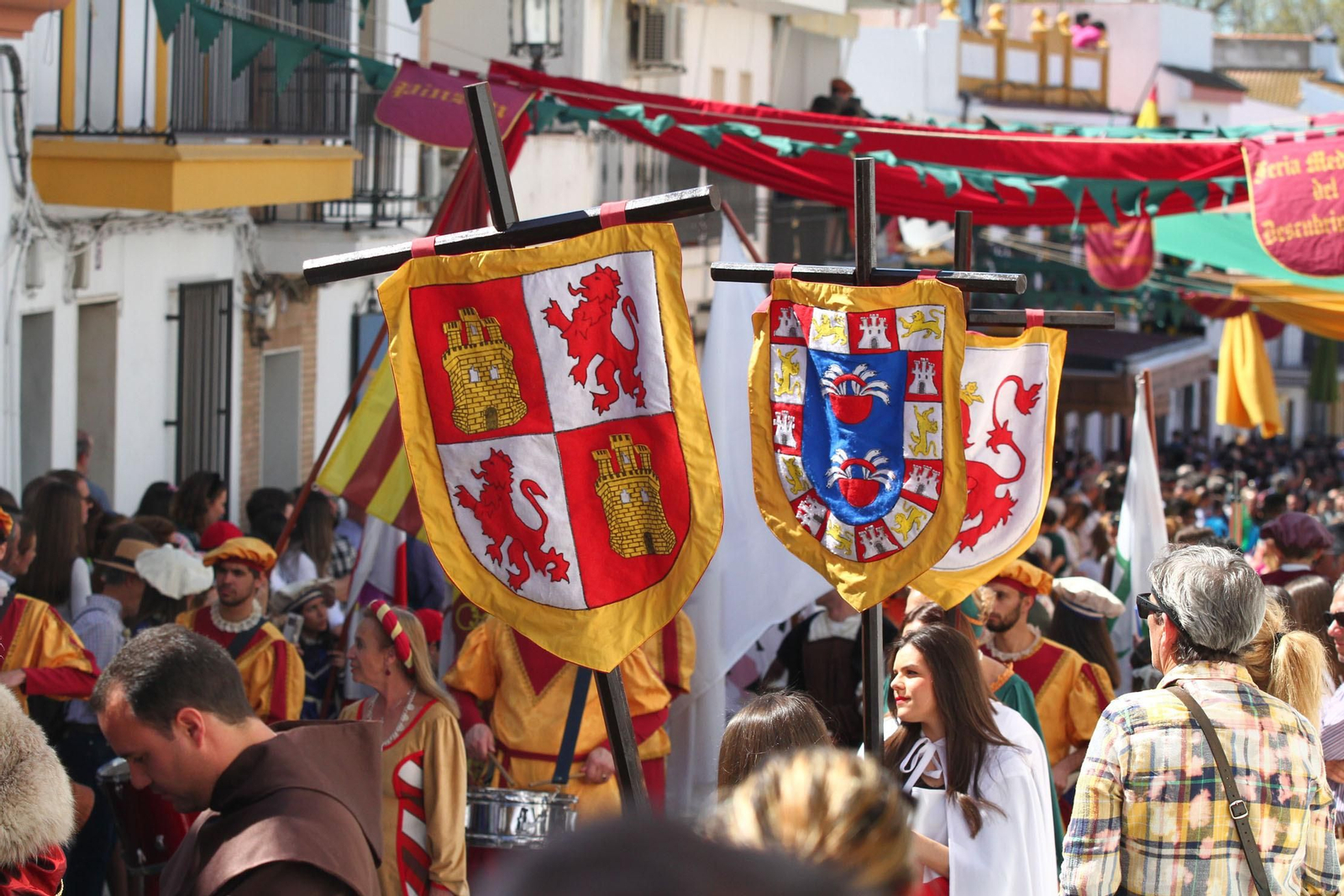 Imágenes del desfile de la XIX Feria Medieval del Descubrimiento, en Palos de la Frontera