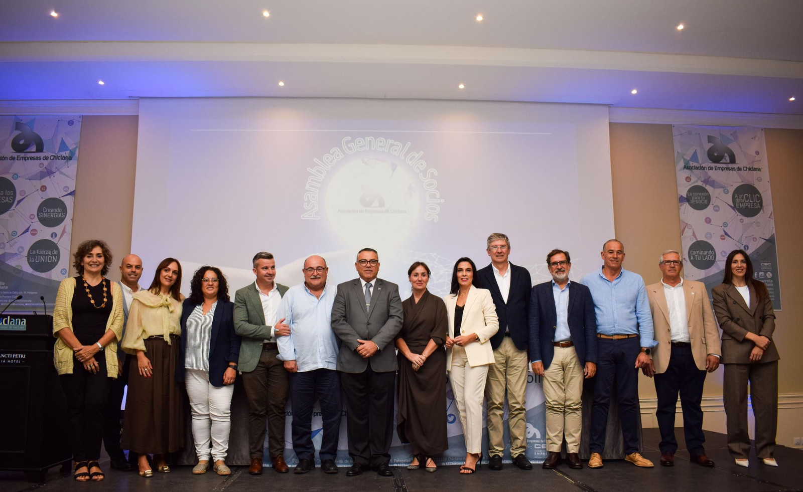 El dirigente empresarial, con su nueva junta directiva.