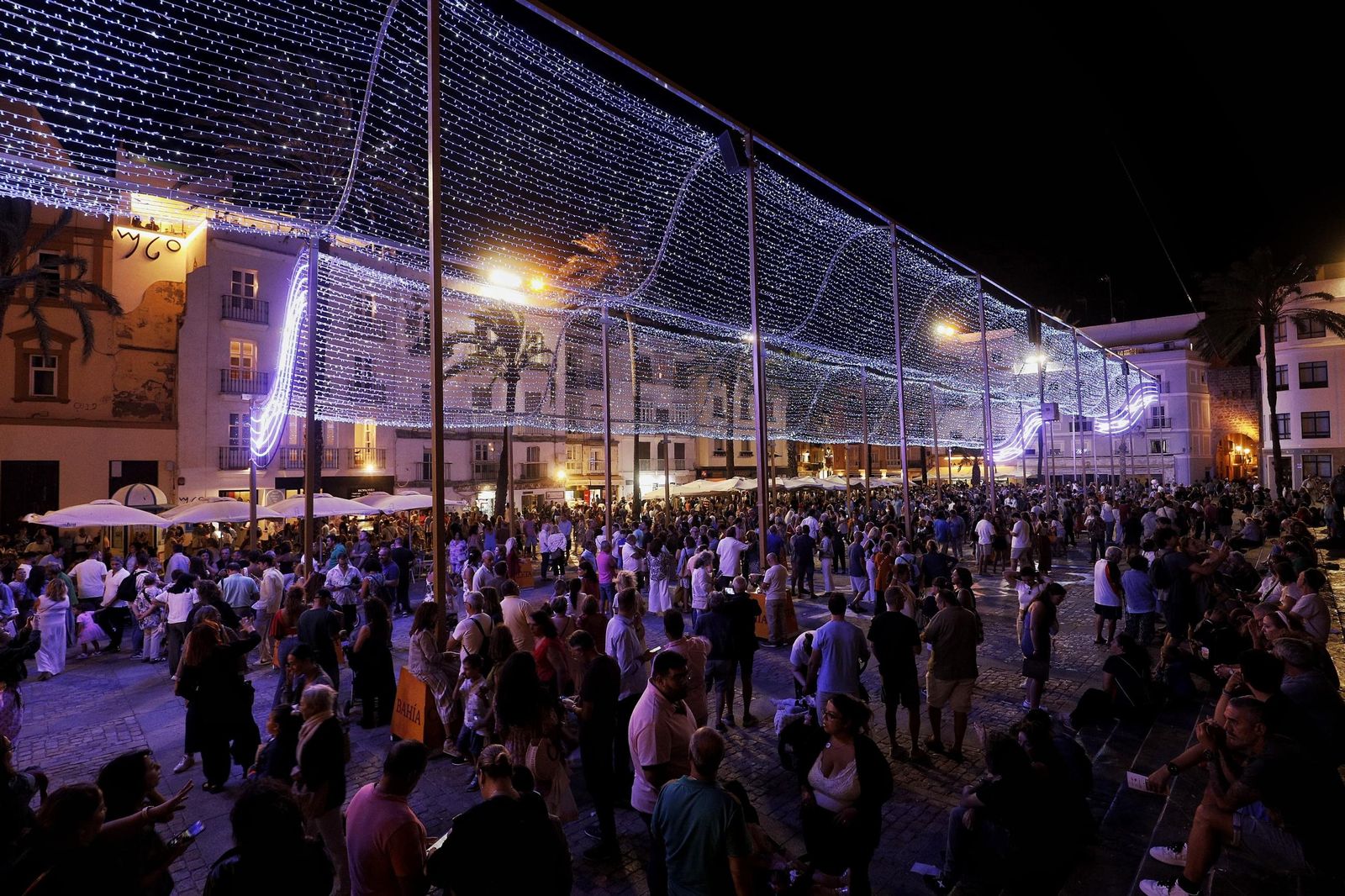 Imágenes de la inauguración del Canal de Cádiz Fenicia en la plaza de la Catedral