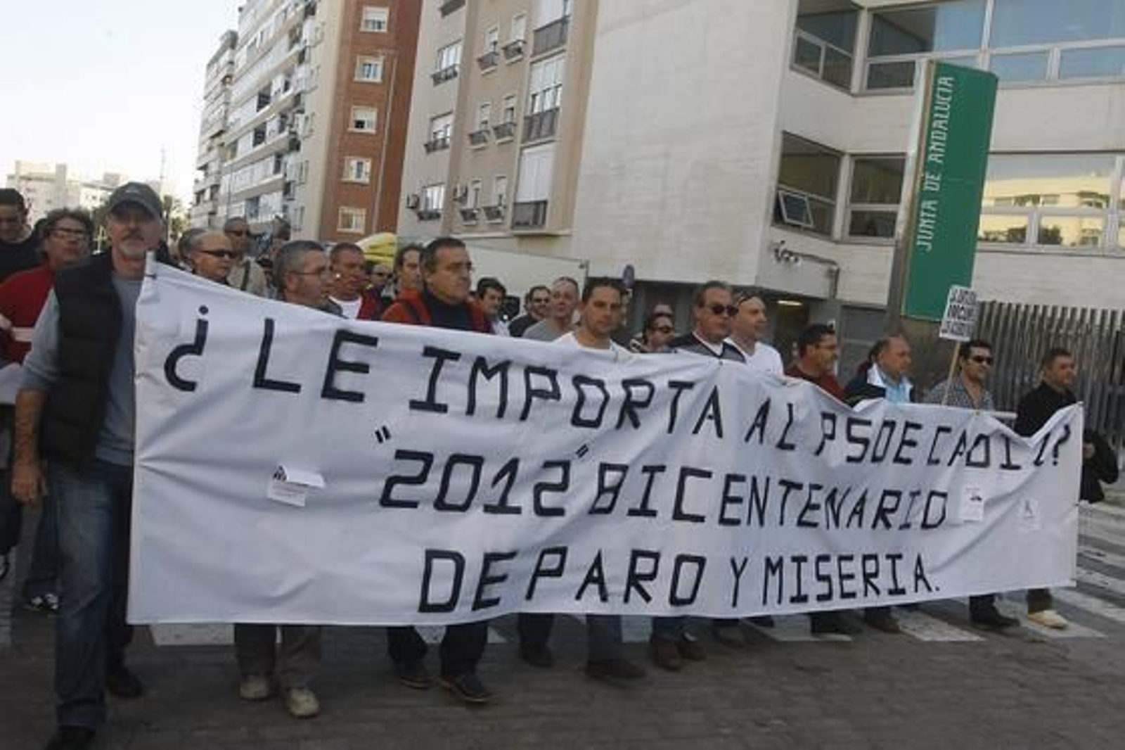 De nuevo los ex trabajadores de Delphi se han manifestado por las calles de la capital para reclamar "una vez más" que la Junta de Andalucía resuelva su problema "tras tres años" desde que se cerró la factoría de Puerto Real. Foto: Jose Braza De nuevo los ex trabajadores de Delphi se han manifestado por las calles de la capital para reclamar "una vez más" que la Junta de Andalucía resuelva su problema "tras tres años" desde que se cerró la factoría de Puerto Real.
Foto: Jose Braza