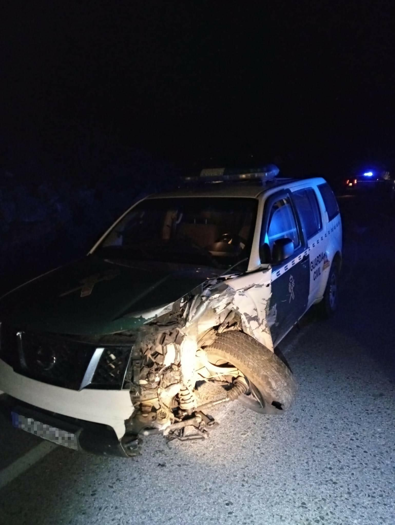 Fotos del accidente de un coche de la Guardia Civil en Casarabonela