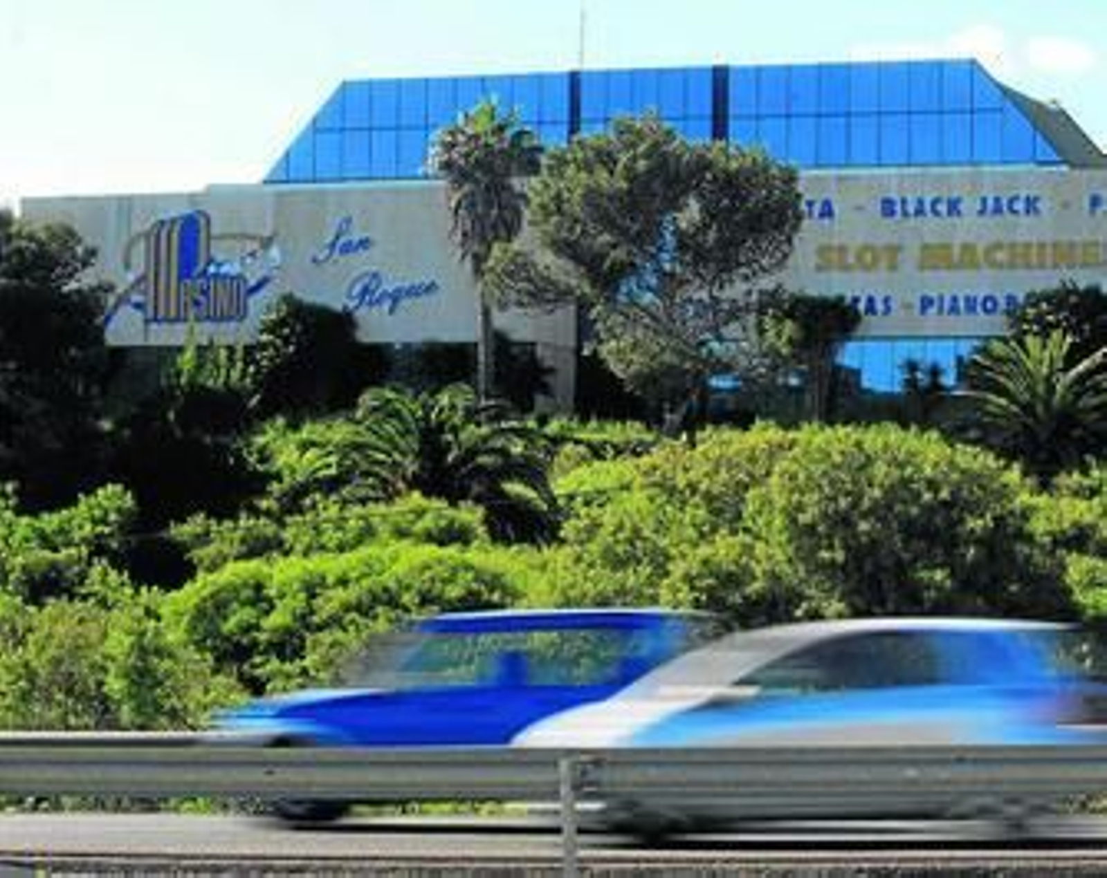 Varios vehículos circulan por la A-7 frente al Casino de San Roque, en imagen de archivo.
