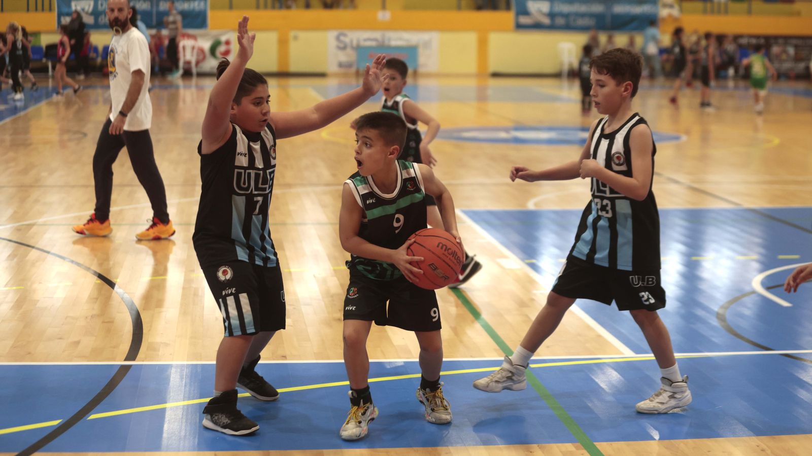 Las fotos de la primera jornada del torneo Semana Santa de baloncesto de la Línea