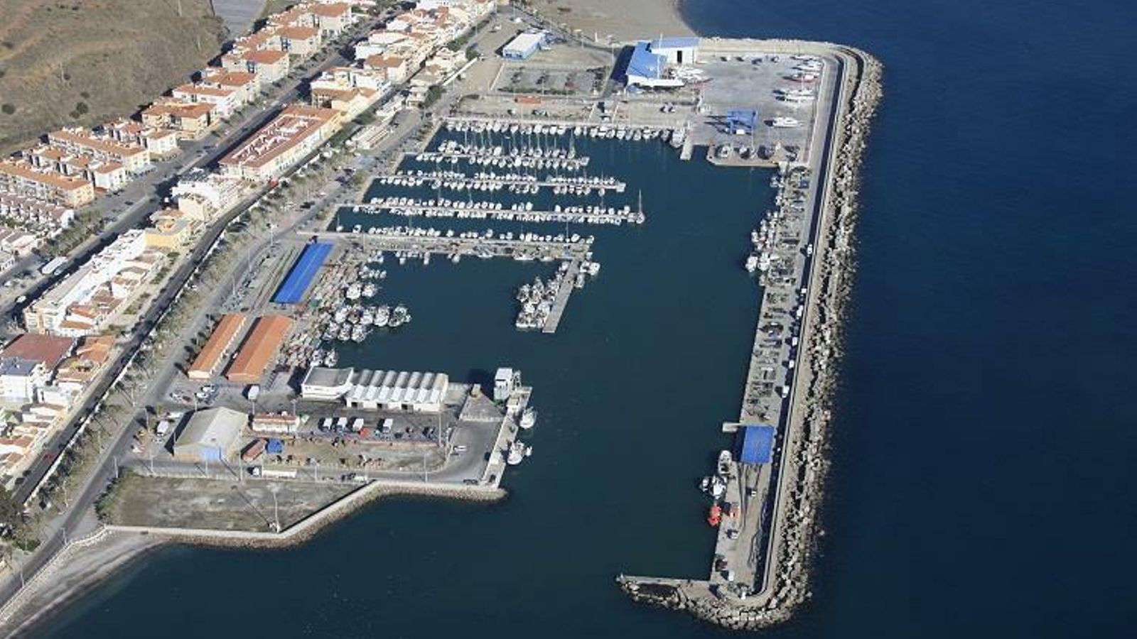 El puerto deportivo de Caleta de Vélez es el único existente en la costa oriental de Málaga. El puerto deportivo de Caleta de Vélez es el único existente en la costa oriental de Málaga.