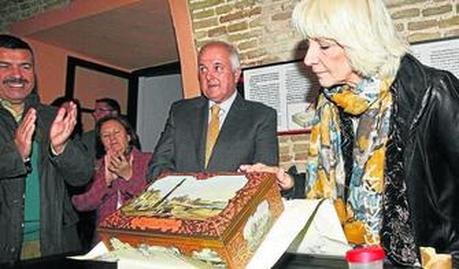 Antonio Rivero muestra la caja en presencia de la alcaldesa.