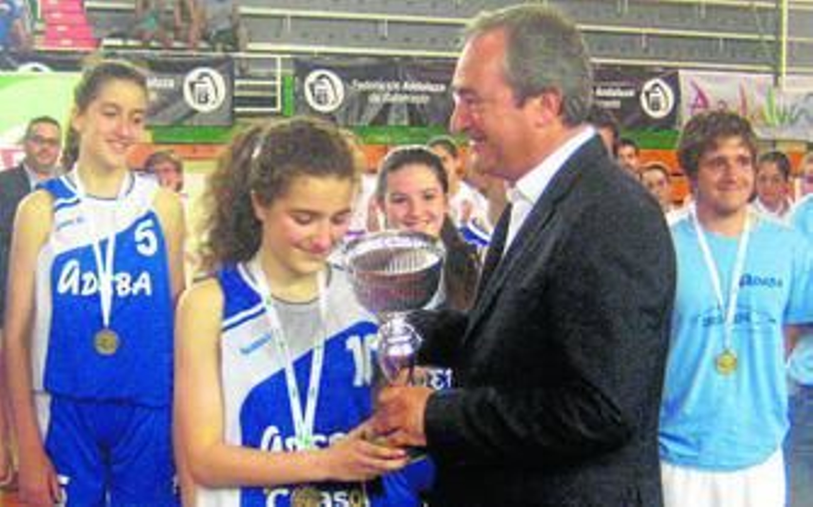 La jugadora, recibiendo un premio en su anterior equipo, el club Aldeba.