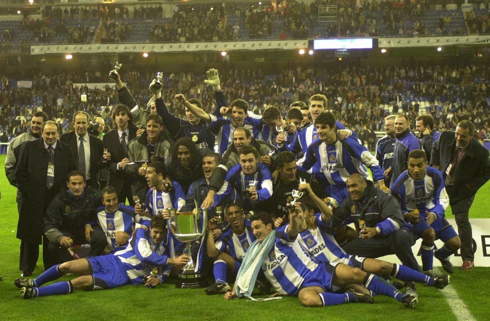 Los jugadores del Deportivo celebran el inesperado título copero de 2002 ante el Real Madrid
