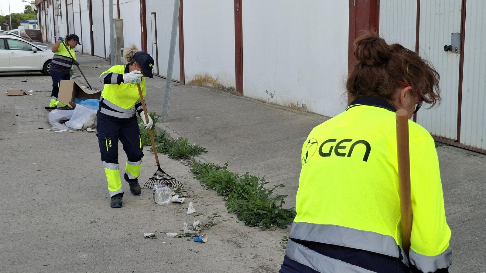 Operarios de GEN en la limpieza del polígono