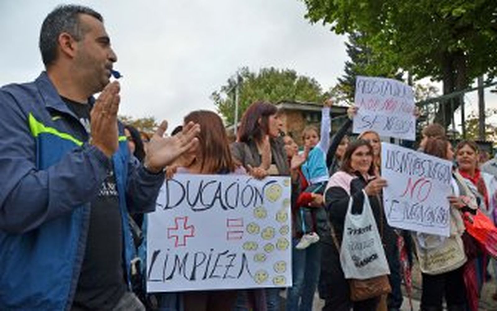 Padres de estudiantes de Jerez protestan por el cierre de aulas por suciedad
