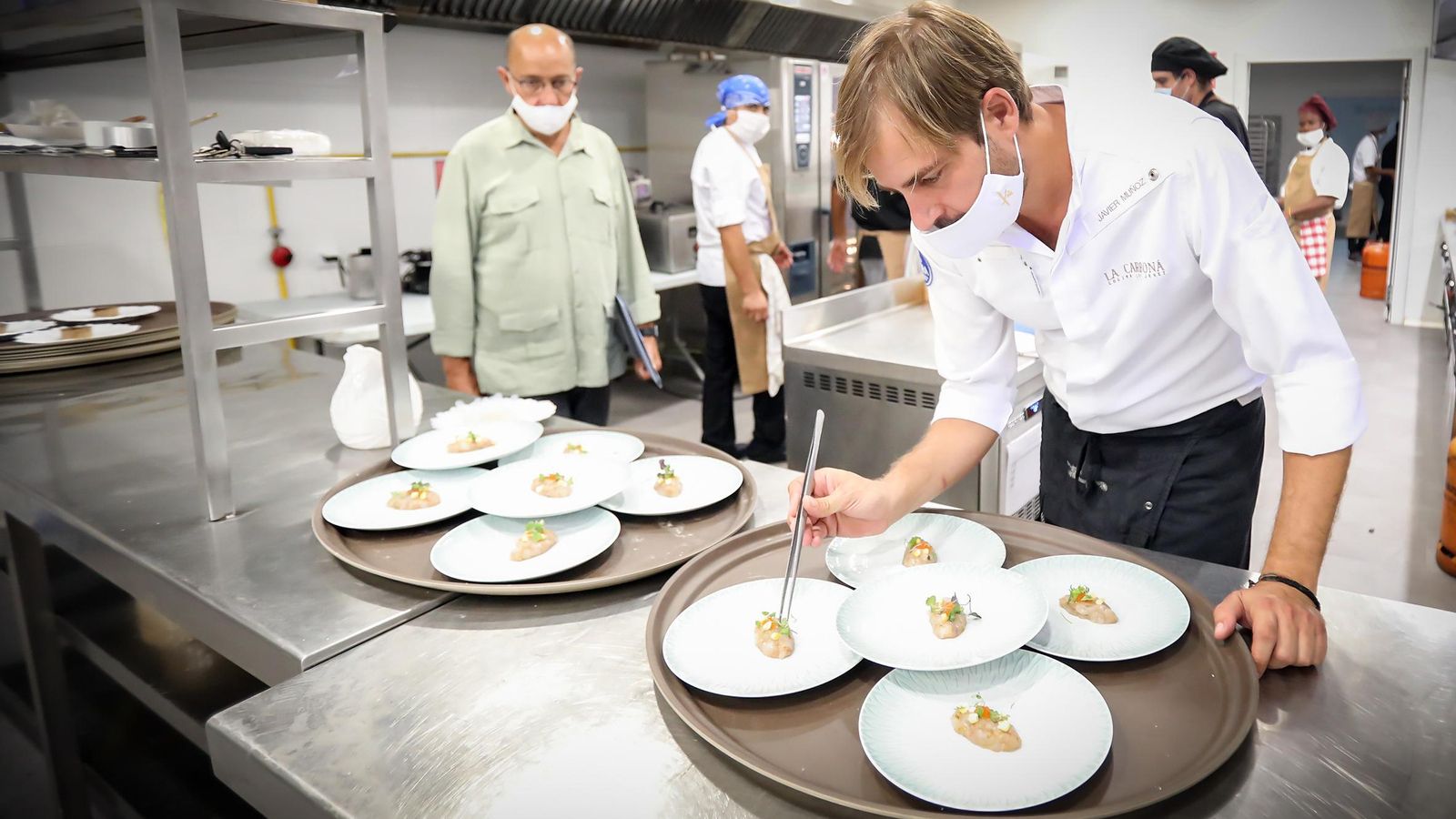 El chef Javier Muñoz, de La Carboná, en pleno trabajo.