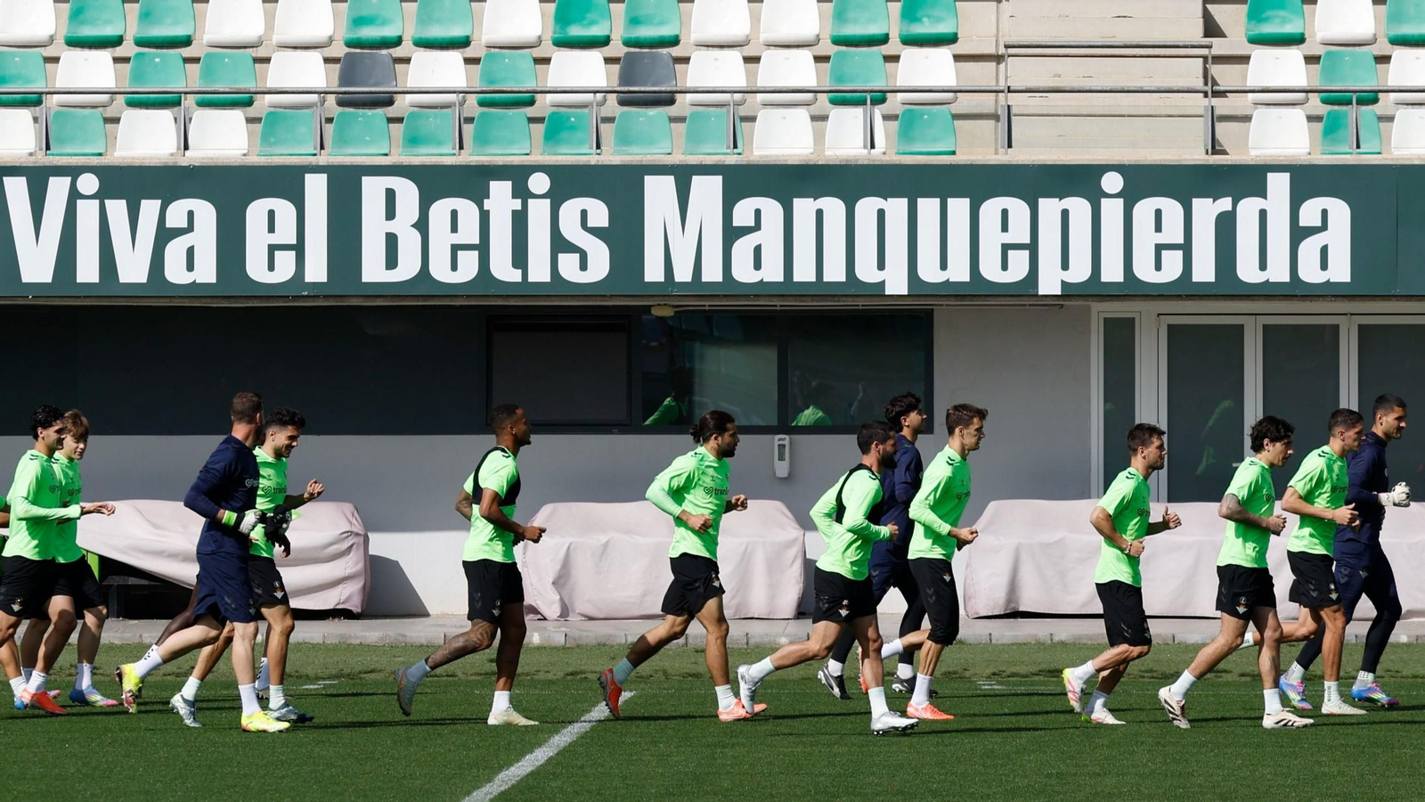 Los jugadores del Betis hacen carrera continua durante el entrenamiento de ayer en la Ciudad Deportiva Luis del Sol.