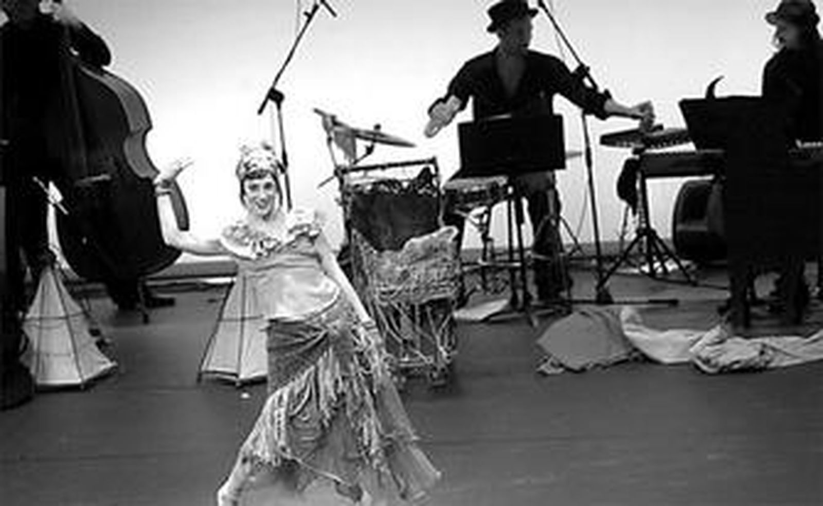 1. La actuación que el maestro Manolo Sanlúcar ofrecerá en el Teatro Falla de Cádiz está dentro del programa del Bono Cultural (Foto: JUAN CARLOS MUÑOZ). 2. Los jóvenes también podrán acceder con el talonario a la representación de la compañía La Tarasca en Benalup (Foto: FITO CARRETO). 3. La oferta del Bono Cultural también cuenta con el espectáculo de Síndrome Clown en Casas Viejas. 4. El 'Paso para dos' de Rosario Toledo y Ana Salazar, en el programa. (Foto: BELÉN VARGAS)
