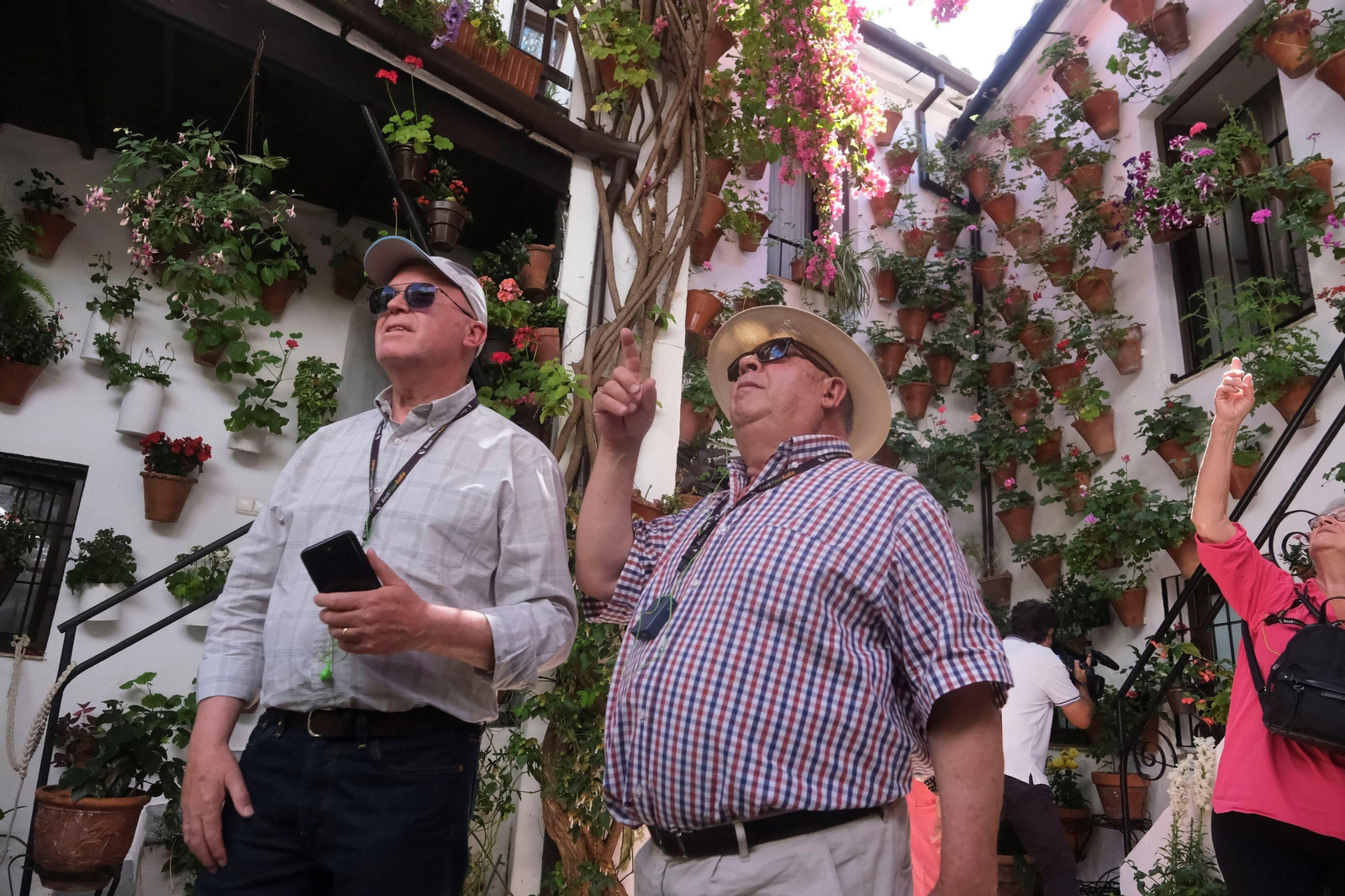 Los Patios de Córdoba se llenan de turistas en su primer fin de semana, en imágenes