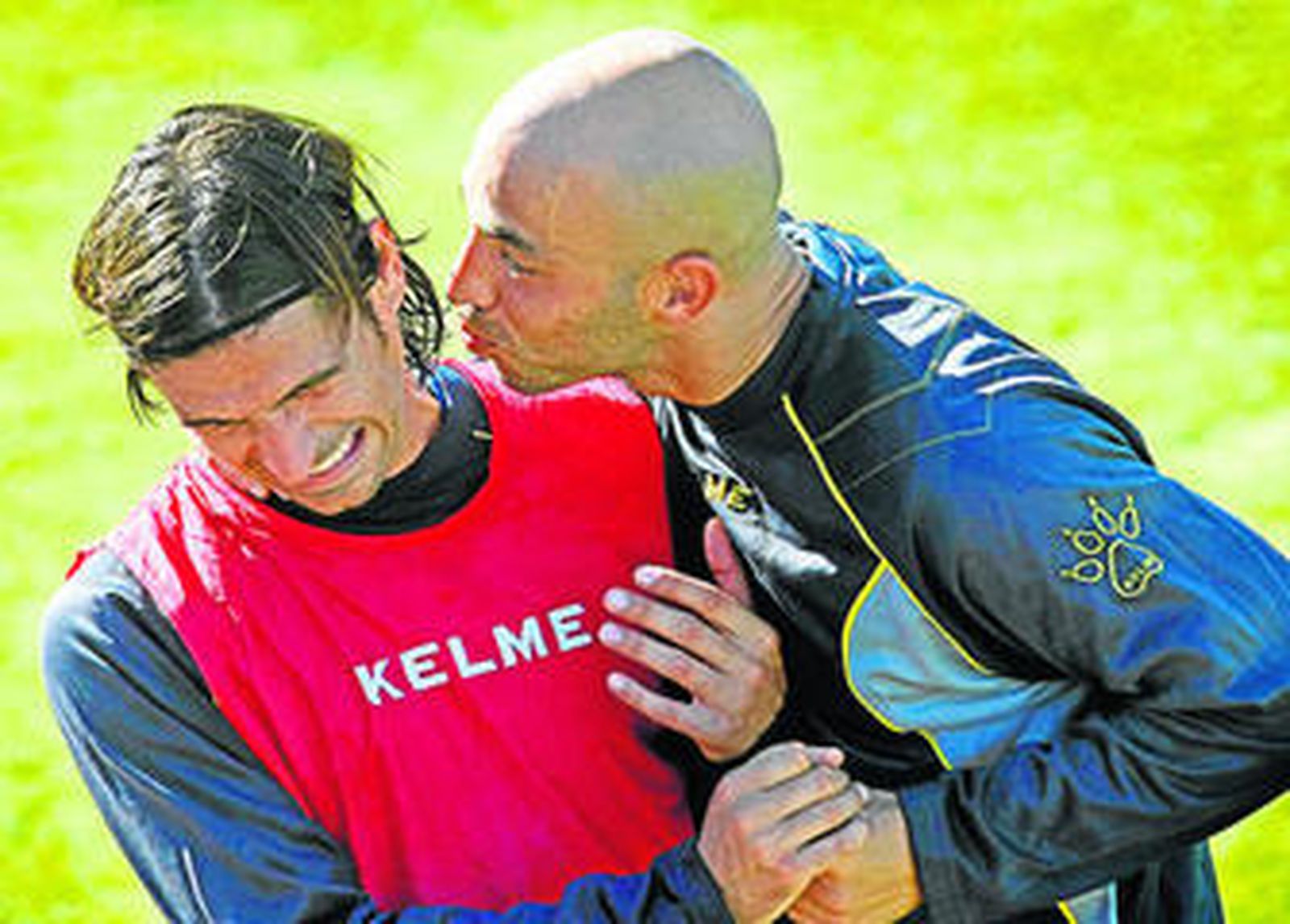 Álvaro Jurado bromea con Pachón en las instalaciones de El Rosal.