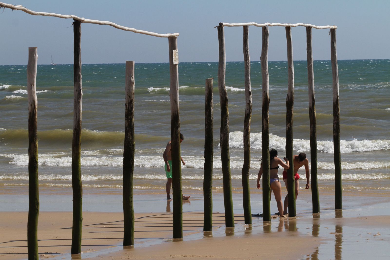 ¿En qué playa de Huelva se encuentran estos palos y para qué sirven?