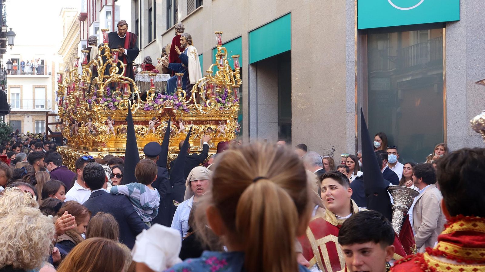 Sagrada Cena procesionando por Huelva en la Semana Santa 2022.