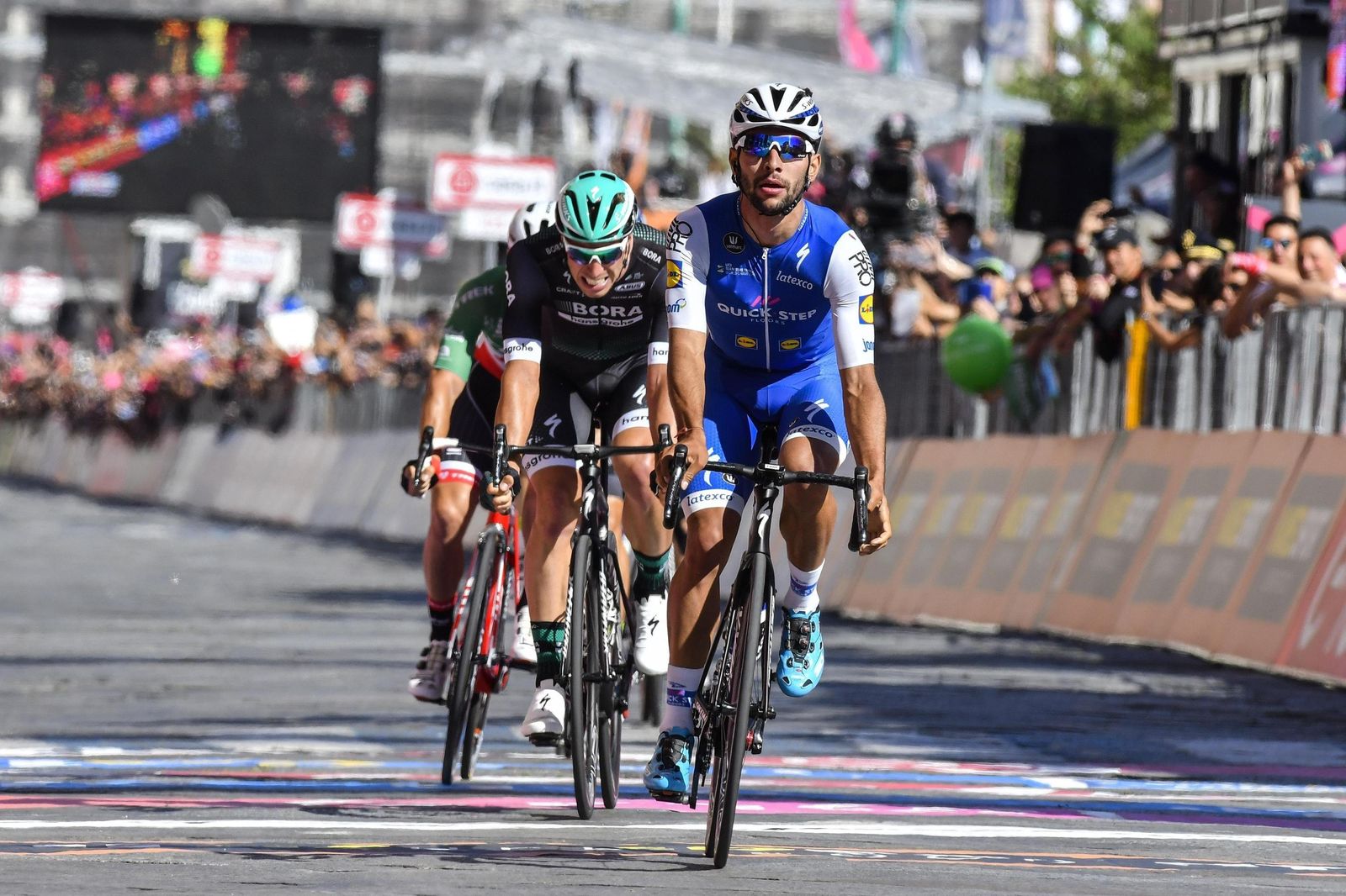 El velocista colombiano de Quick-Step Fernando Gaviria entra destacado en la meta de Cagliari.