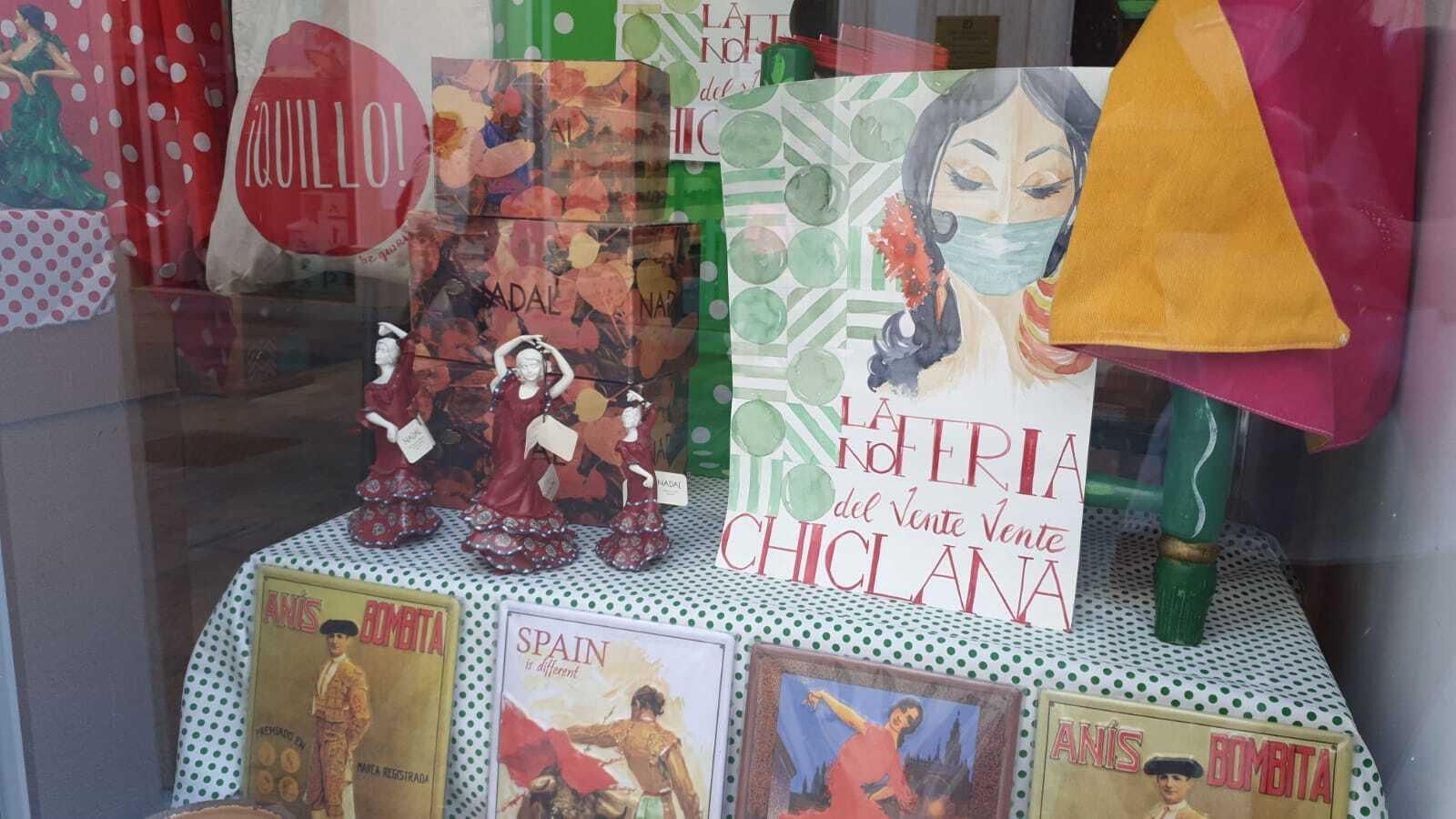 El estanco El Trovador también ha decorado su escaparate con motivos de Feria.