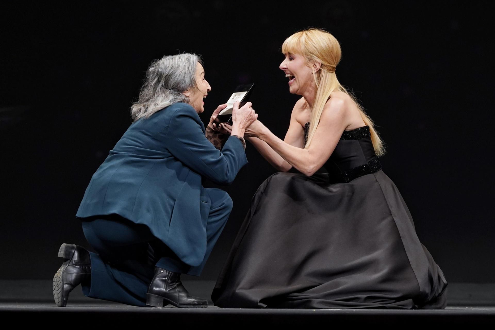 La actriz Petra Martínez, acompañada por Cayetana Guillén Cuervo, recibe la distinción. EFE/Nacho Gallego