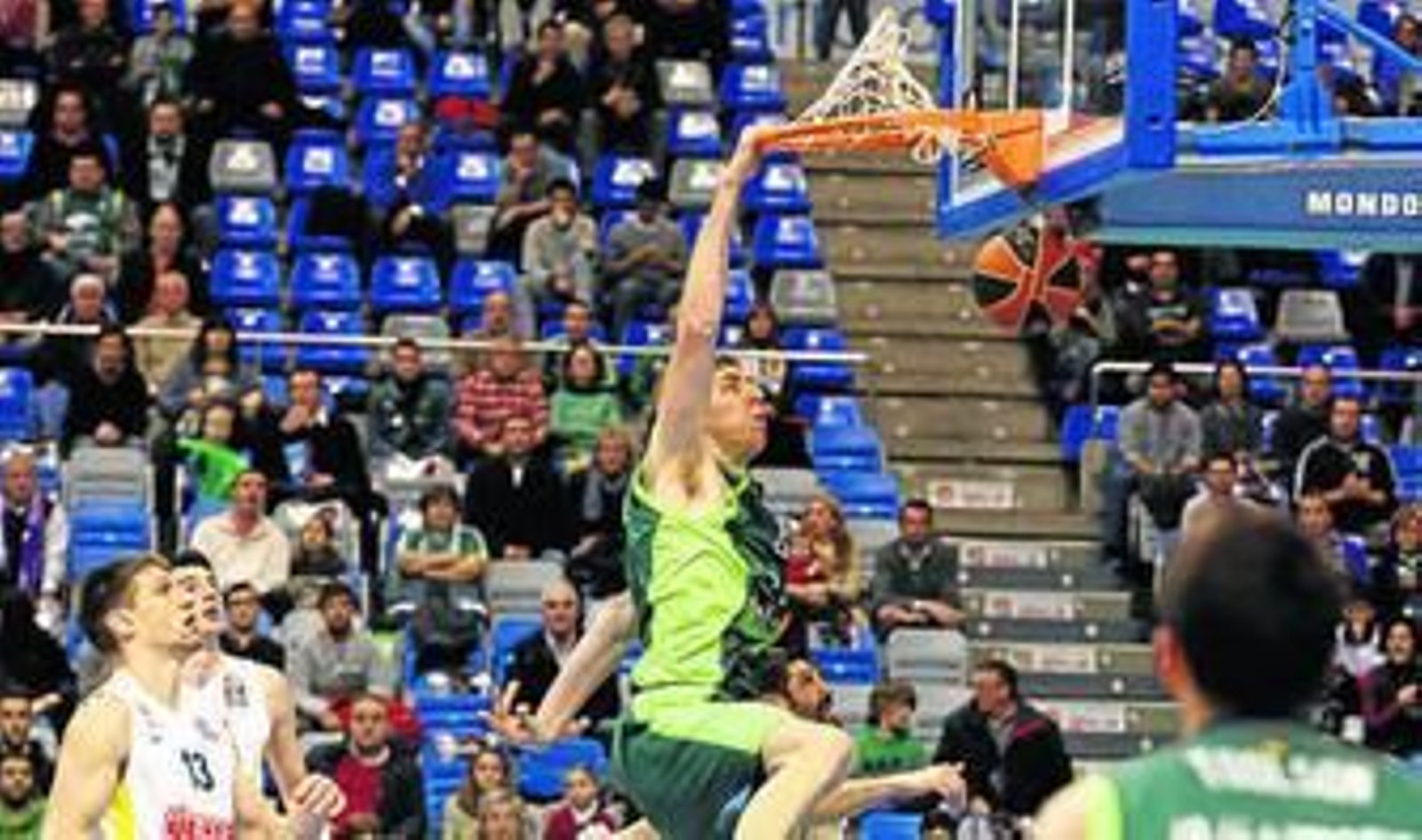 Fran Vázquez machaca el aro.