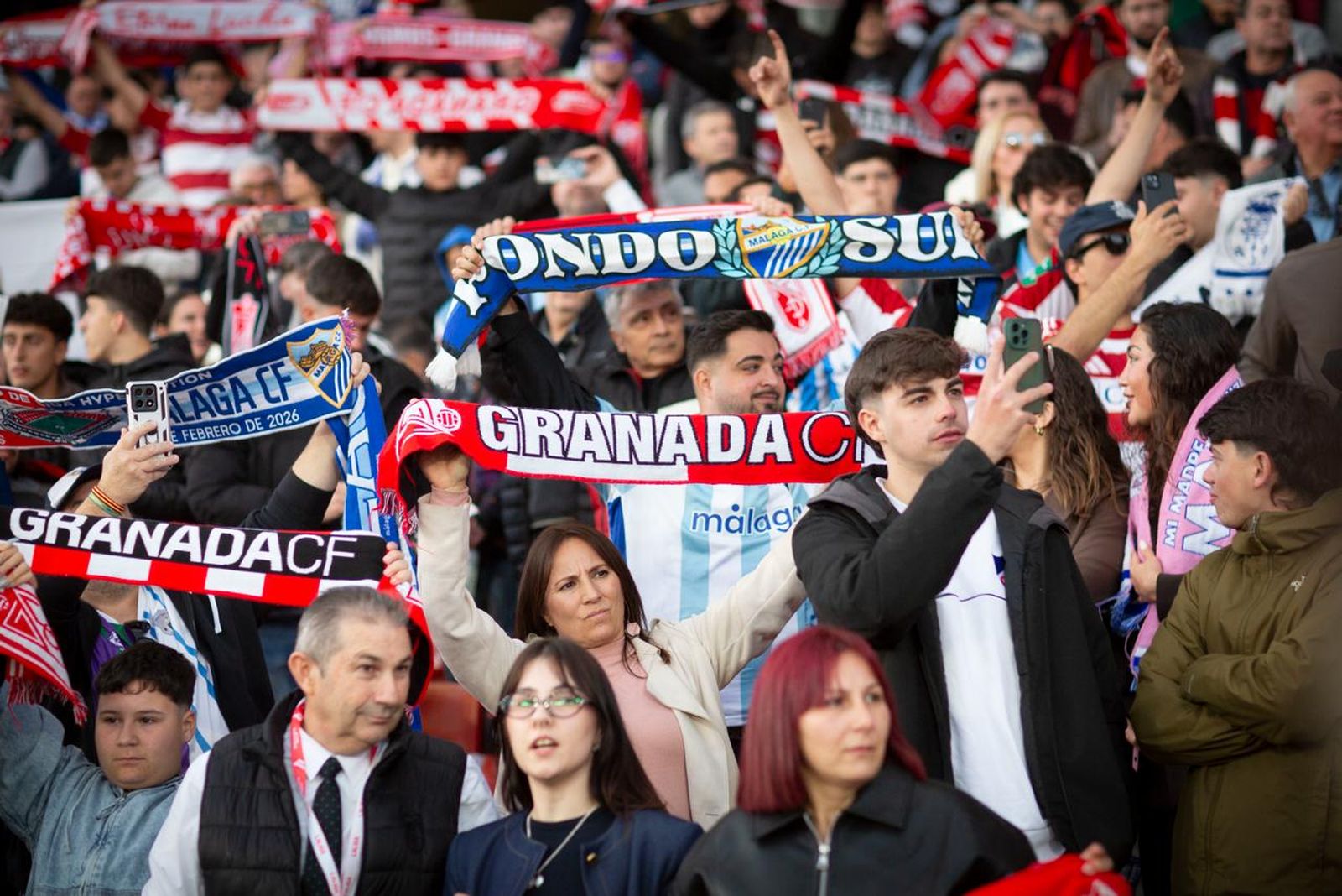 Encuéntrate en la grada del Estadio Nuevo Los Cármenes durante el Granada CF-Málaga CF