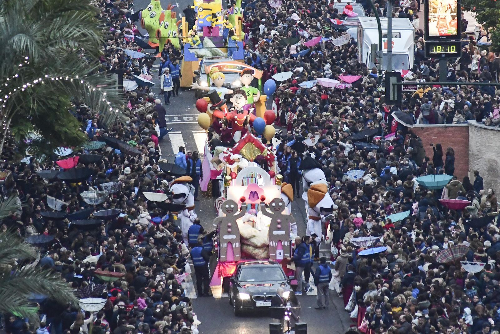 Imagen del Paseo de la Victoria repleto de público durante la Cabalgata del año pasado.