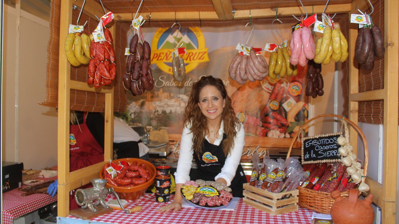 Pilar Peña, responsable de Embutidos Peña-Cruz, en una feria.