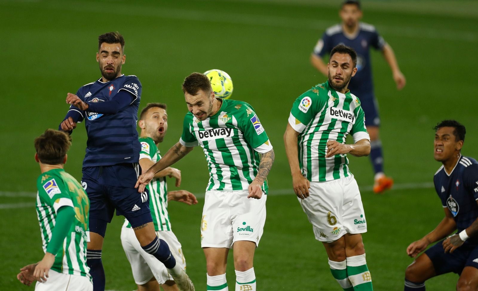 Loren trata de cabecear ante Brais Méndez con Víctor Ruiz a su espalda.