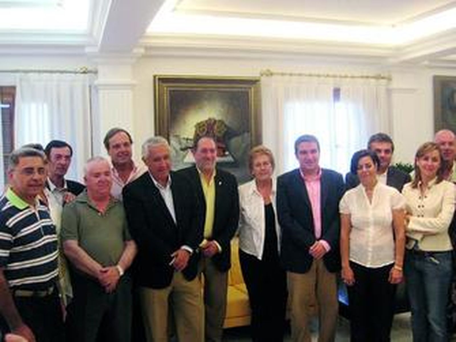 Arenas y Bendodo, presidente regional y provincial del PP respectivamente, ayer con el nuevo gobierno municipal de Benalmádena.