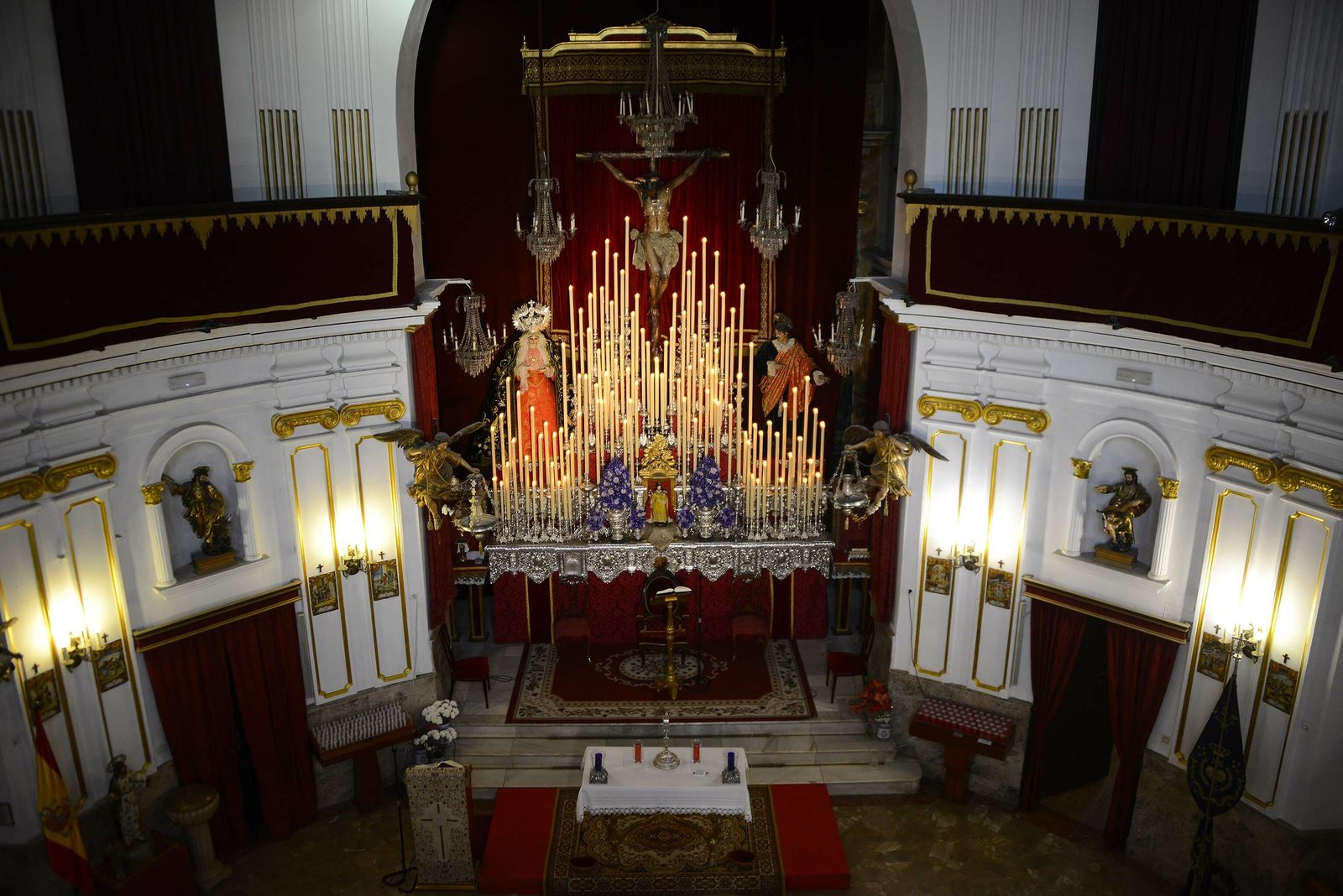 Altar del quinario de La Palma, iluminado por un total de 111 cirios