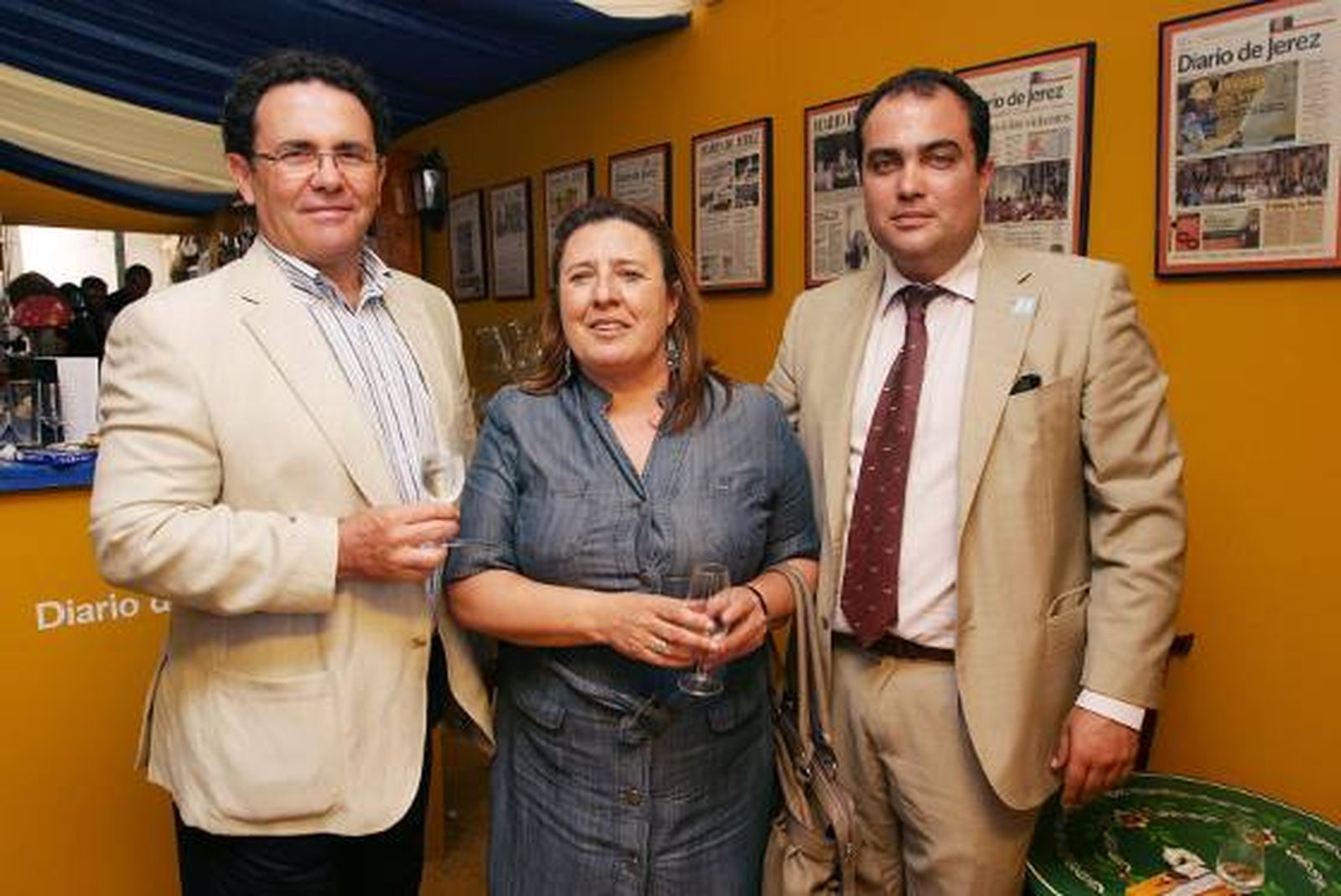 El delegado municipal de Turismo, Juan Manuel García Bermúdez, y la delegada provincial de Educación, Blanca Alcántara, posan con el director del Diario, David Fernández

Foto: Vanesa Lobo