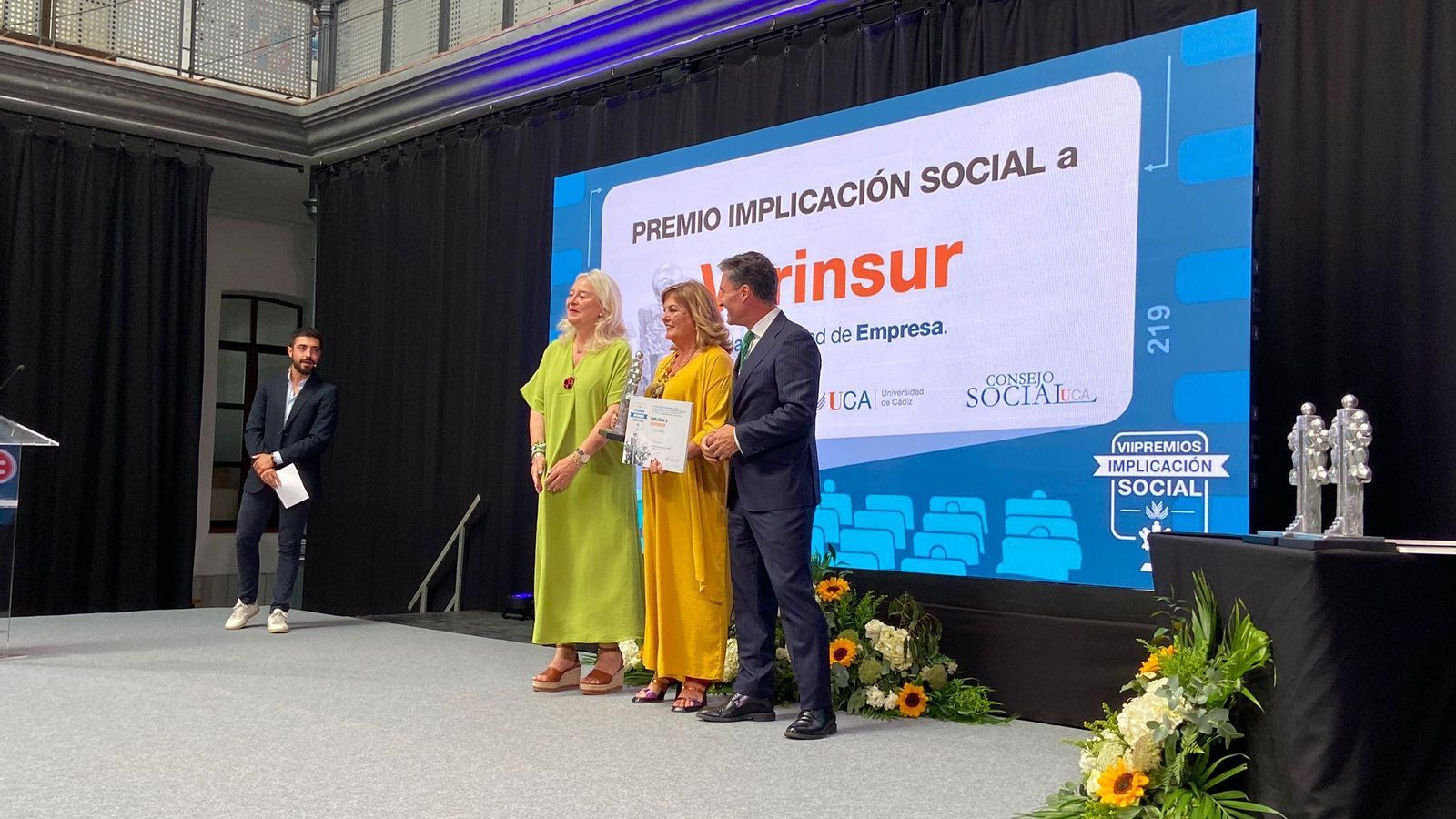 Úrsula Ferrer, de Verinsur, recogió el premio de manos de Mercedes Colombo, delegada del Gobierno de la Junta de Andalucía en Cádiz.