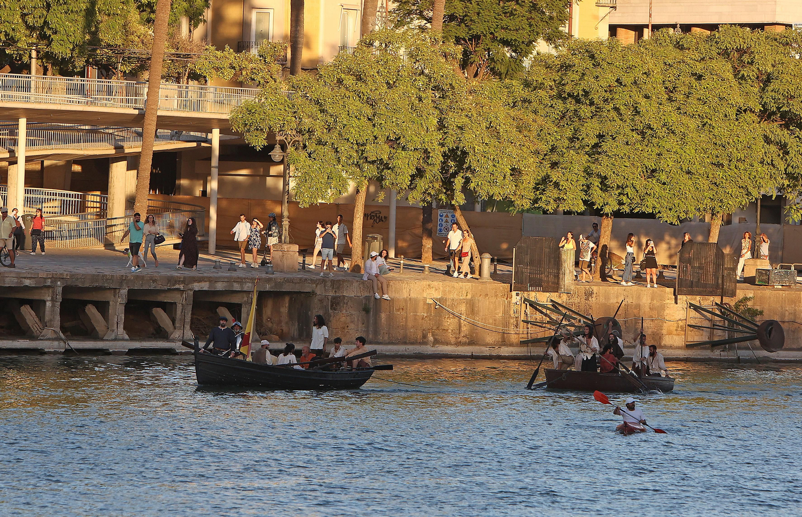 DESEMBARCO DE 18 ACTORES REPRESENTANDO A ELCANO Y ESCOLTADOS POR EL TERCIO DE OLIVARES