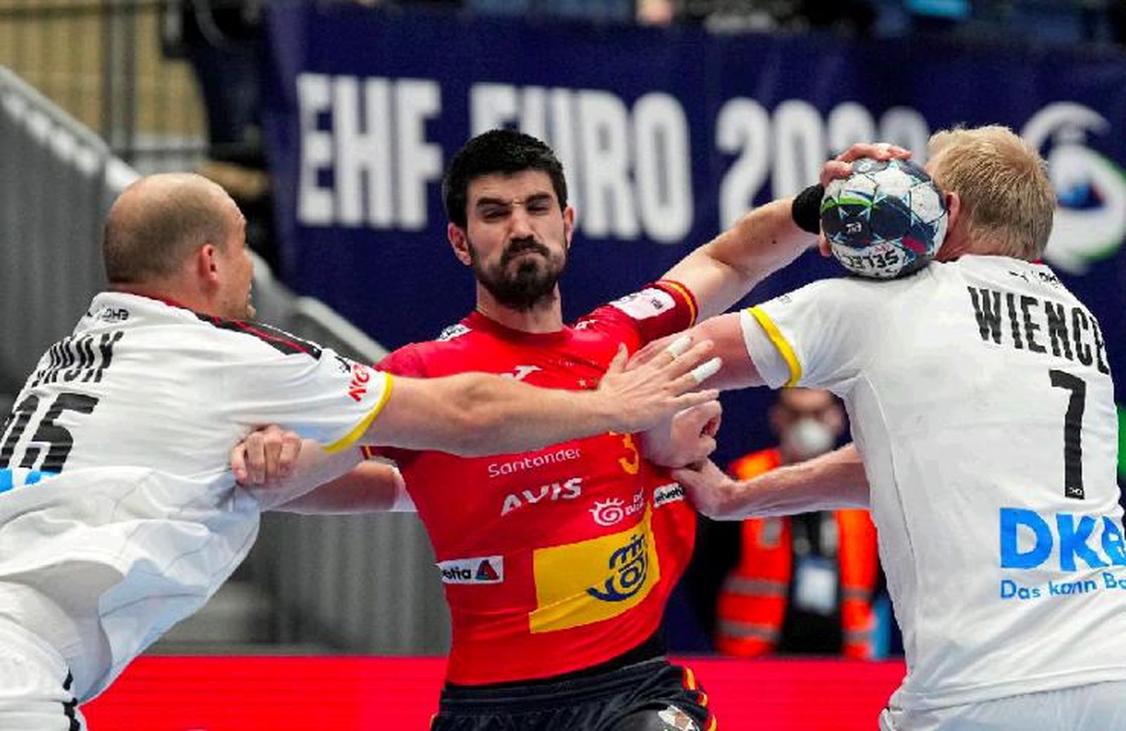 Gurbindo, marcado de cerca por dos defensores.