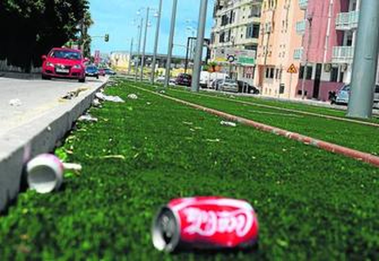 Desperdicios sobre el césped artificial colocado en el primer tramo de Real desde la fuente Tusquets.