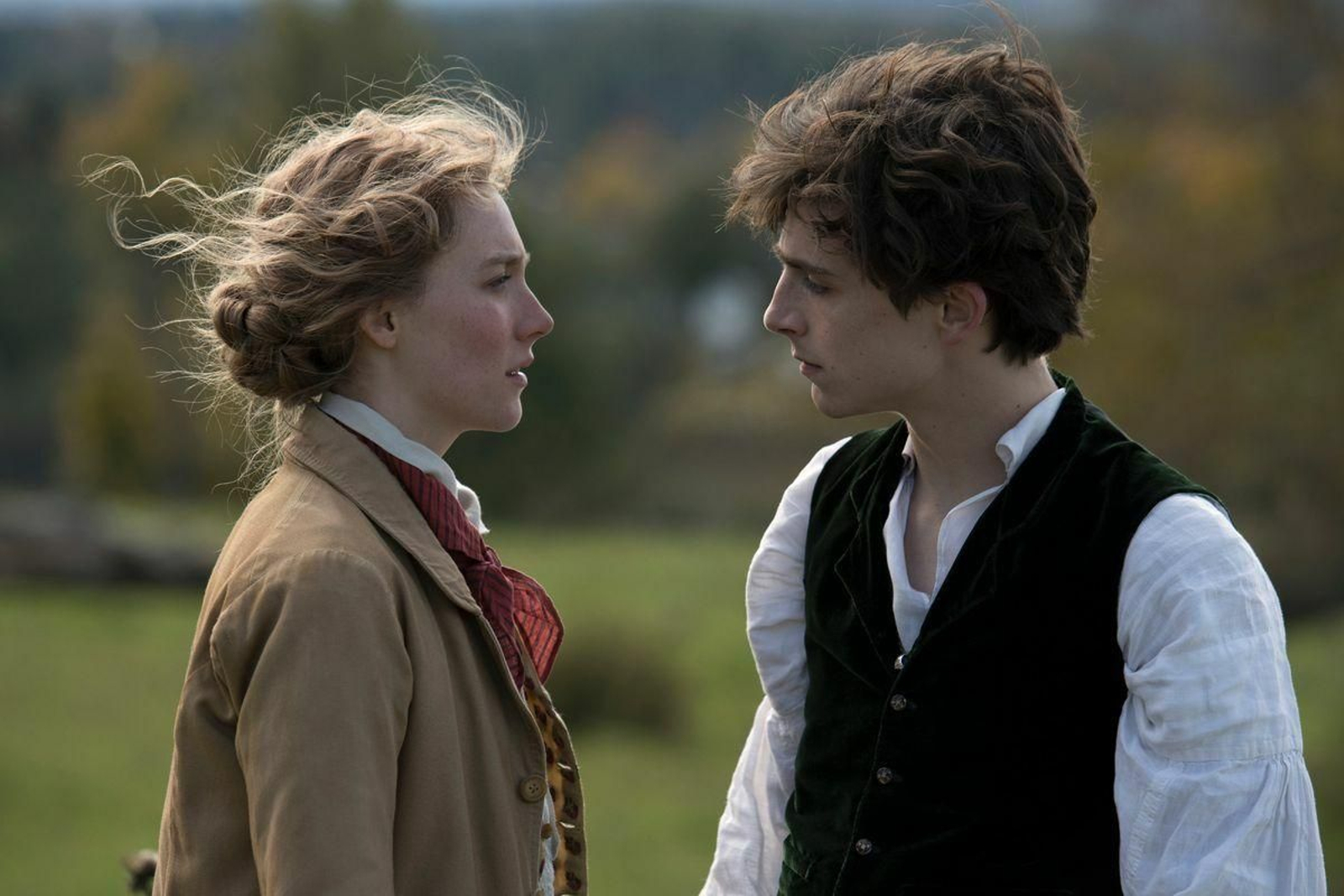 Saoirse Ronan y Thimothée Chalamet encarnan a los icónicos Jo y Laurie en la versión de Gerwig.