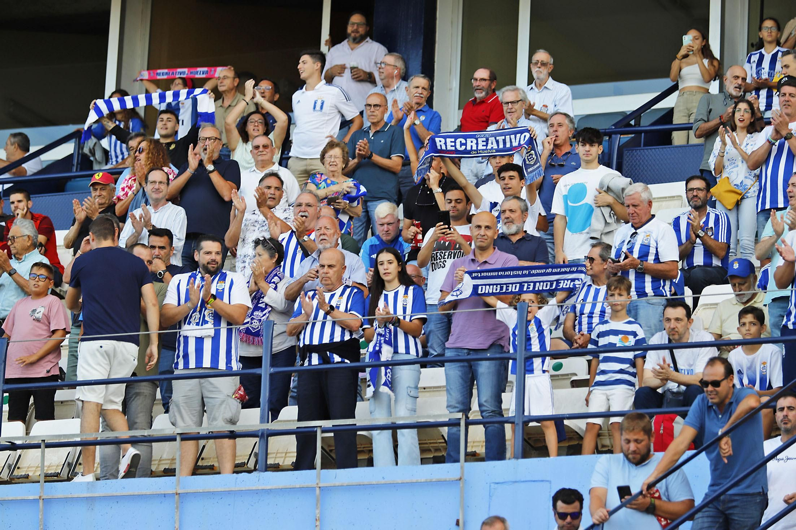 Imágenes del ambiente en el Recreativo de Huelva y Antequera CF